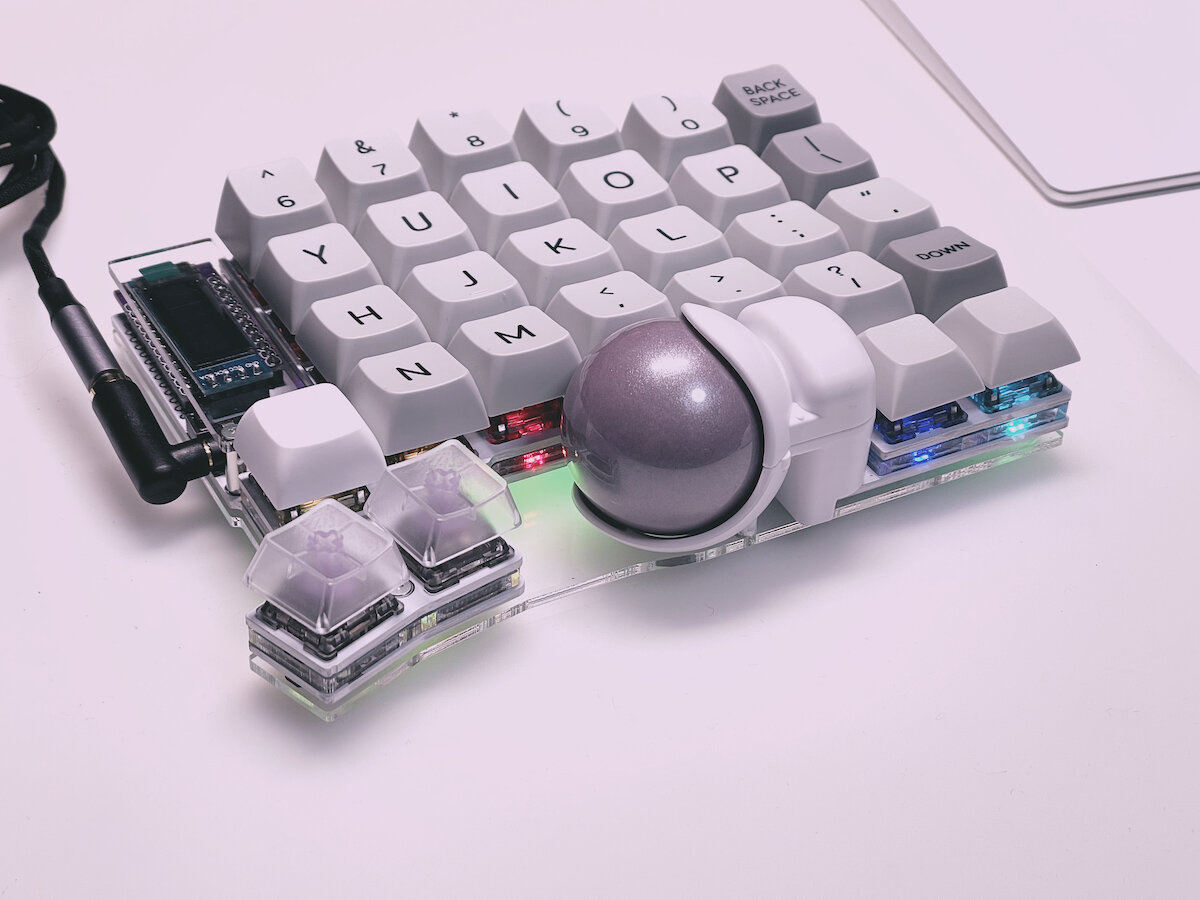 Keyball61、トラックボール内蔵の60％サイズの分割メカニカル