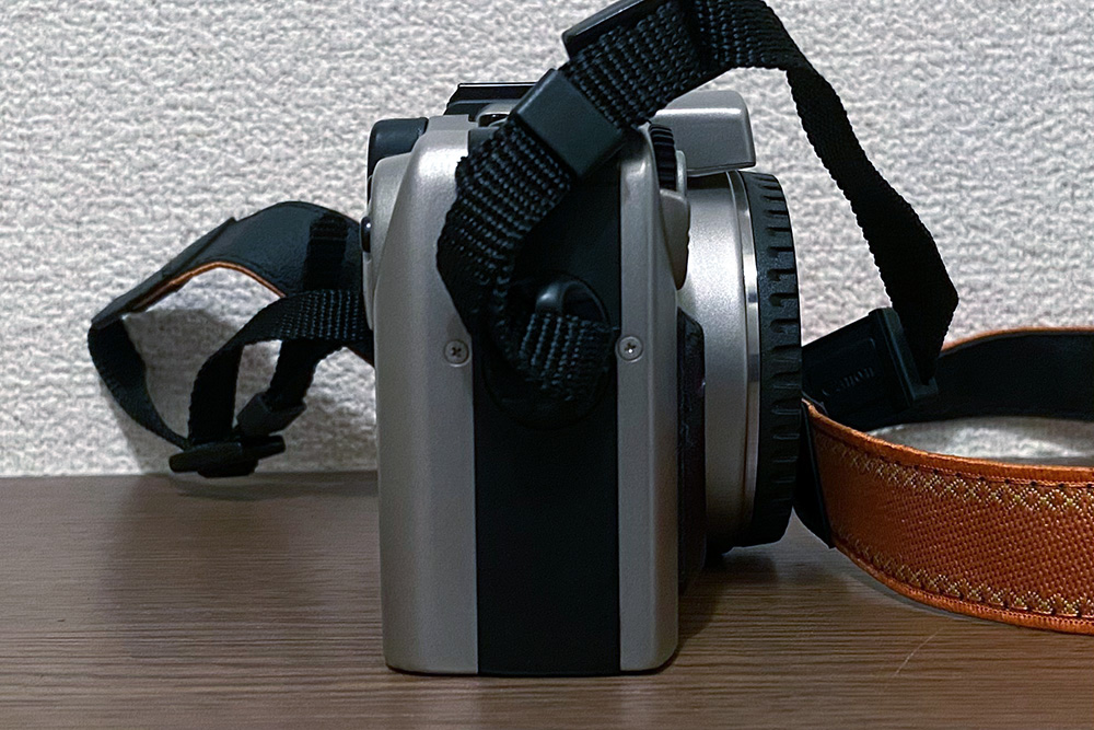Canon EOS IXE APSフィルム対応の一眼レフカメラ。