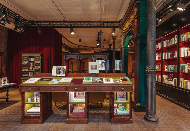 Gucci」がNYソーホーに本屋をオープン、2000冊の写真集が圧巻