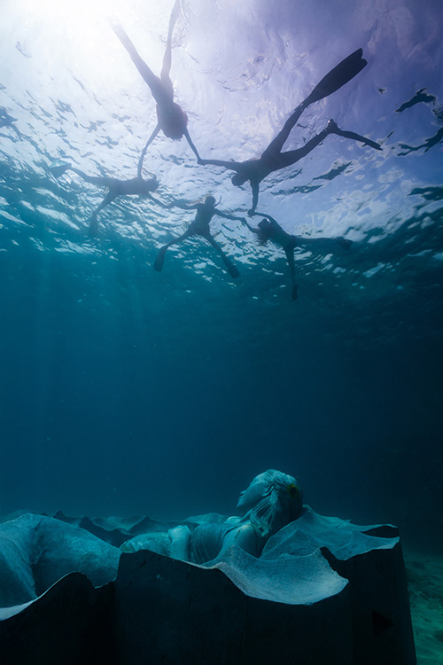 日本初、水中彫刻「オーシャン・ガイア」が徳之島に誕生──アートが