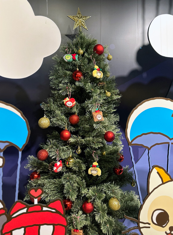 ホリデー感満載な「BOYNEXTDOOR X BBNEXDO」ポップアップストアを徹底