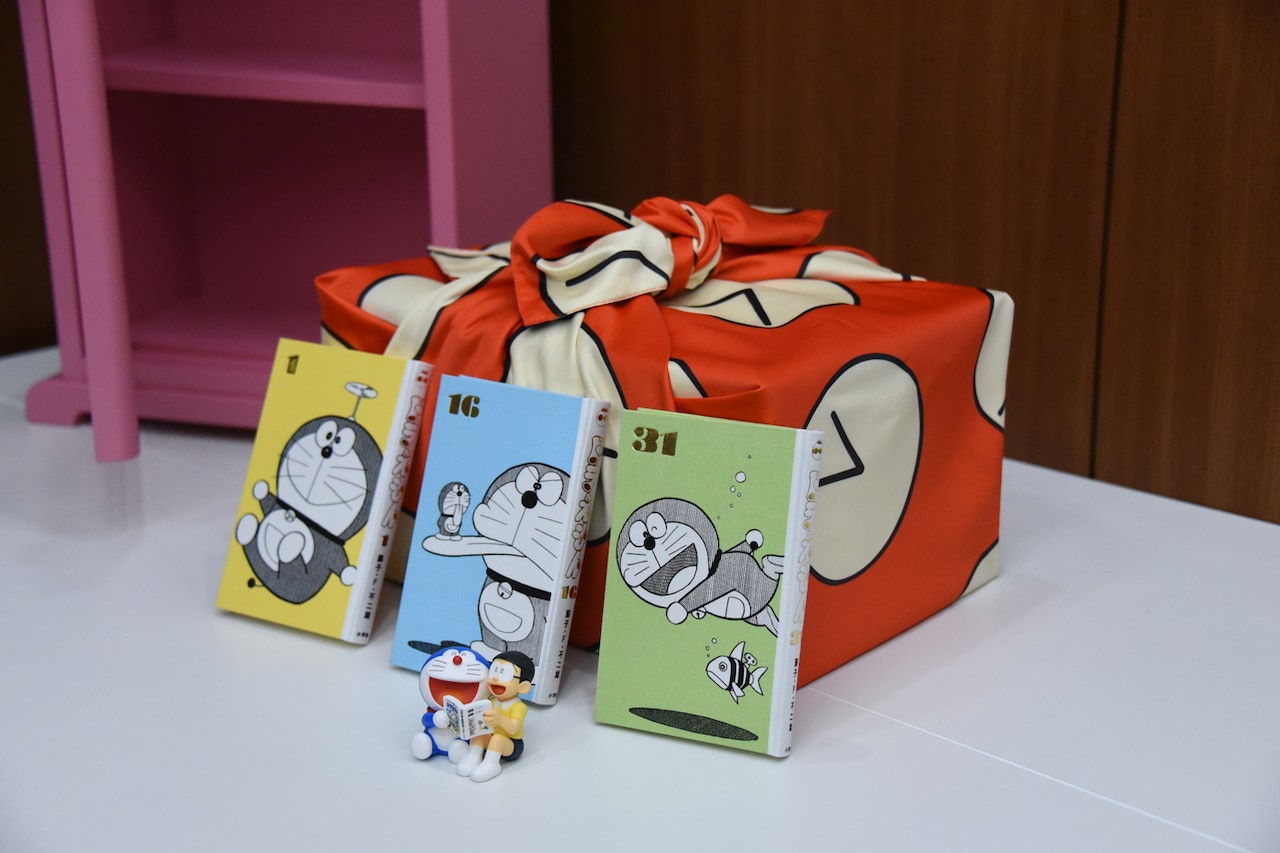 愛蔵版「100年ドラえもん」装幀のこだわり熱弁、どこでもドア型本棚も