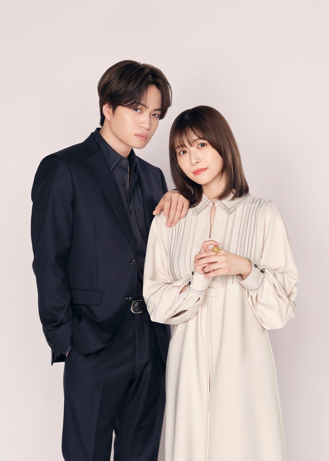 左から菊池風磨演じる夏目匠、長濱ねる演じる千堂八重。 [画像