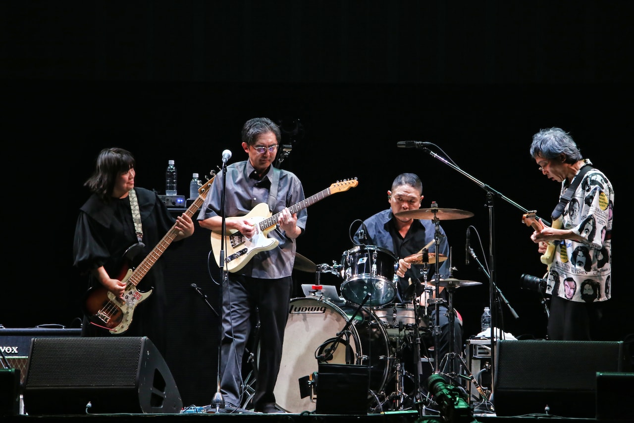 ZAZEN BOYS初の日本武道館ワンマンは3時間20分で36曲、自己紹介は11回