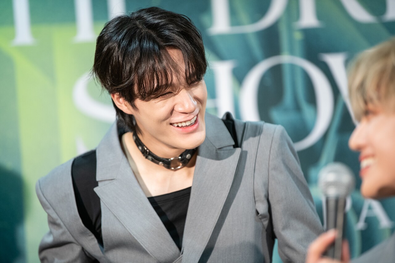 ジェミンの発言に思わず笑いをこぼしたジェノ。 [画像ギャラリー 13/15