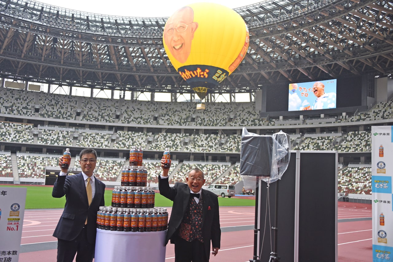 鶴瓶が目印の伊藤園「むぎ茶」ギネス記録認定、顔描かれた巨大気球の