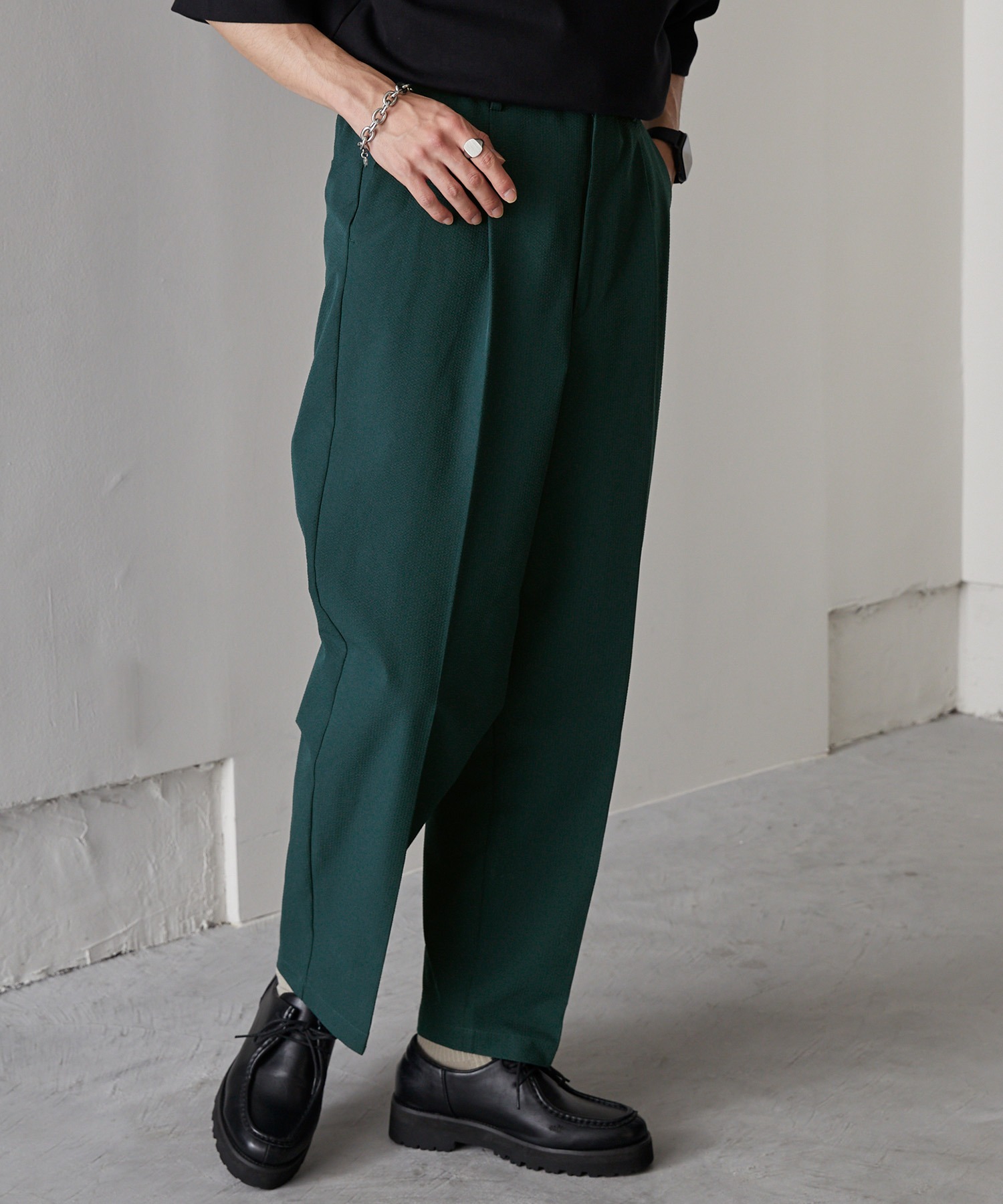 シアサッカーセミワイドタックテーパードイージーアンクルパンツ