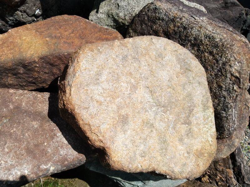 鞍馬石 - 日本銘石で京都七石の一つでモダンな現代庭にも合う庭石