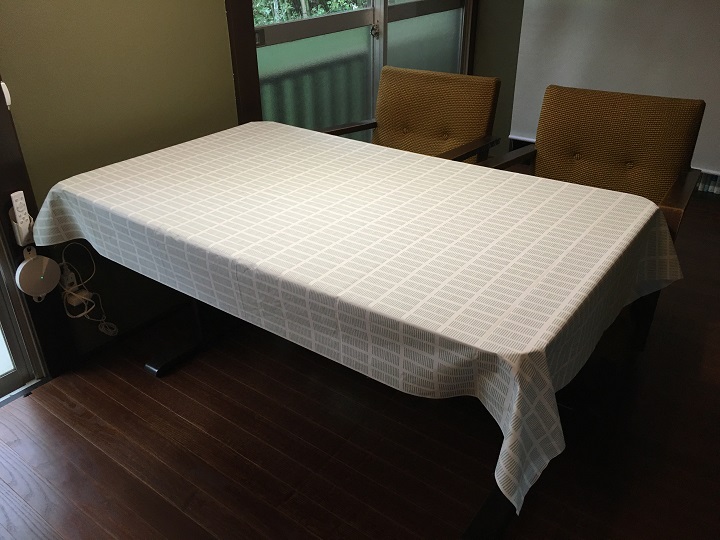 238)ローゼンバーグCphの撥水生地をカットしてテーブルクロスにする