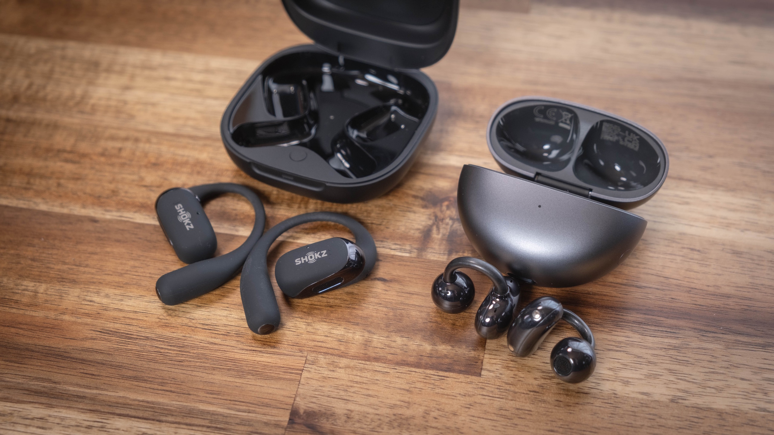 Shokz OpenFit 2は最高のながら聴きイヤホンなのか？FreeClipと比較し