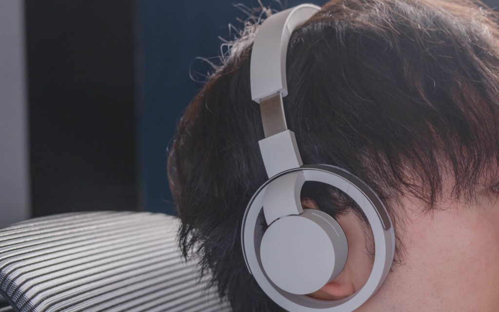 耳を塞がないヘッドホン「nwm ONE」は普段使いに最適かもしれない