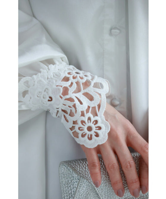 デコルテに沿う白花レースの艶ブラウストップス – ONE PEACE ONLINE