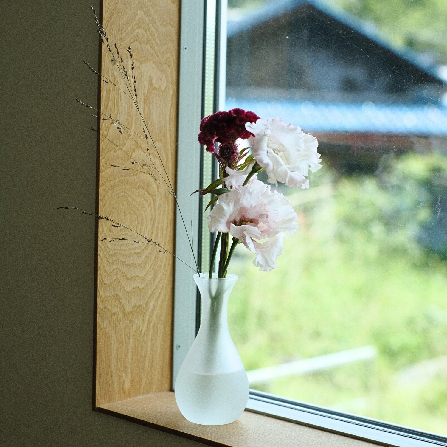 ガラスの花瓶｜一輪挿し｜マットホワイト｜おしゃれ｜くびれ小瓶＠鉢の