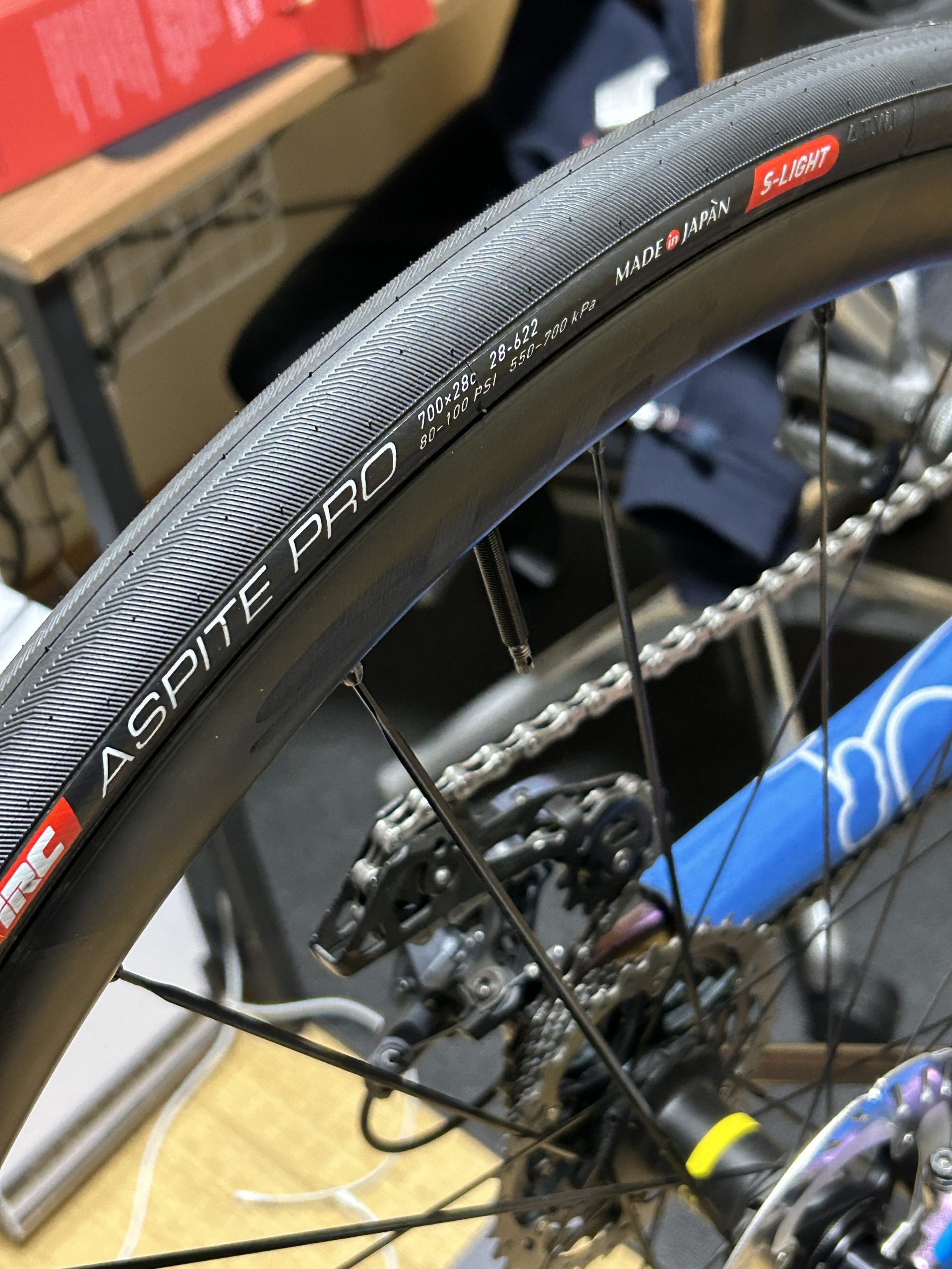 IRC ASPITE PRO S-LIGHTは最高の転がりとグリップ力を備えた1本。だが