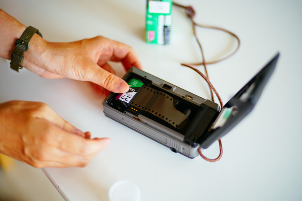 2歳8ヶ月の子供にフィルムカメラCHINON AUTO 3001を持たせて、一緒に