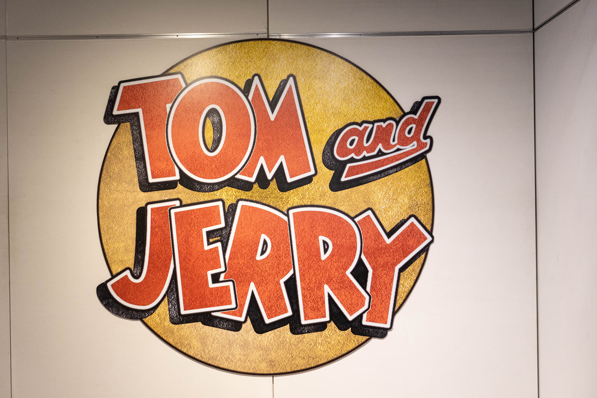 誕生80周年 トムとジェリー展』貴重な原画・資料、映えるスタチューも