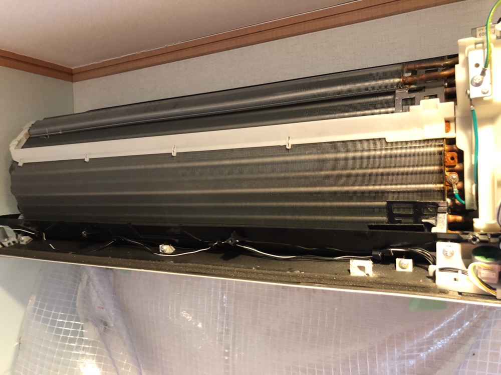 東芝：お掃除機能付きエアコン分解洗浄!! | おそうじ革命 茨木駅前店