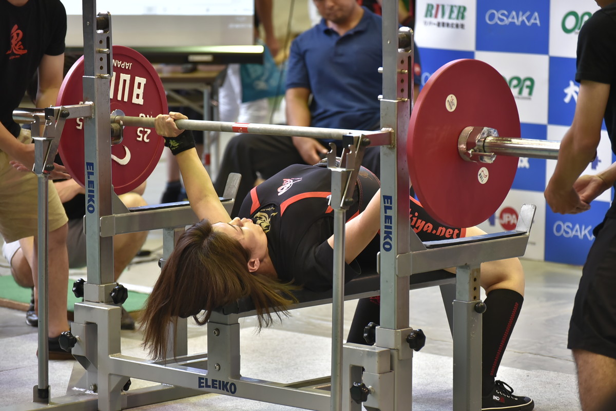 初心者向けパワーリフティングのコツ】ベンチプレスの判定基準│【公式