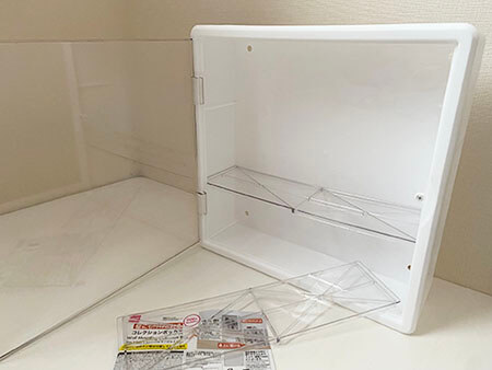 100均ダイソーにも「扉付コレクションボックス・ディスプレイケース