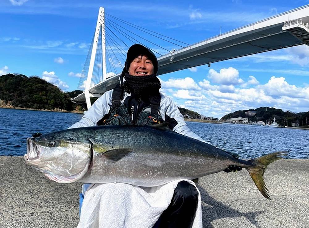 超巨大】135cm26.9kgのヒラマサをオカッパリ泳がせ釣りで仕留めた冒険