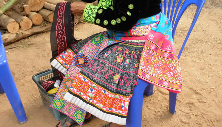 青モン族のプリーツスカート