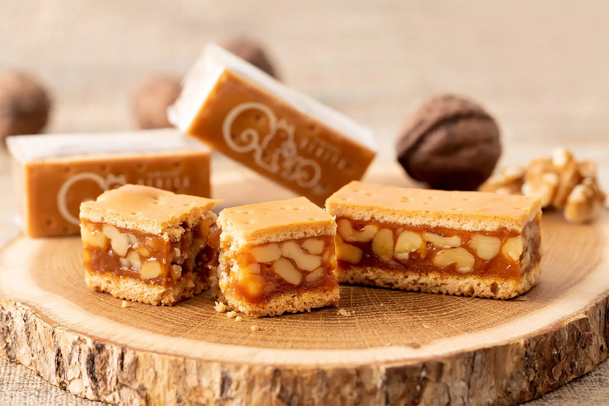 鎌倉紅谷×CALVAのコラボレーション商品「栗きんとんショコラクルミッ子