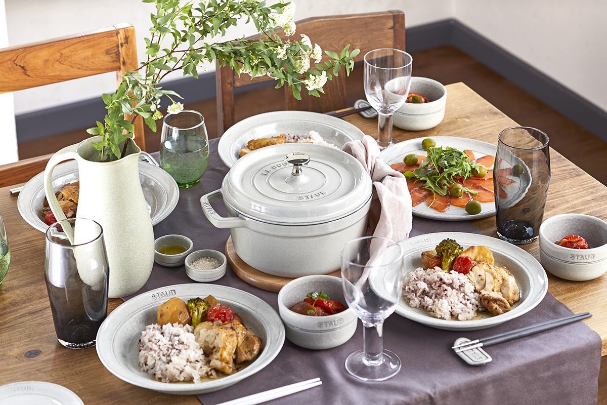 STAUBに新色「カンパーニュ」が誕生！食卓を彩るダイニングラインも
