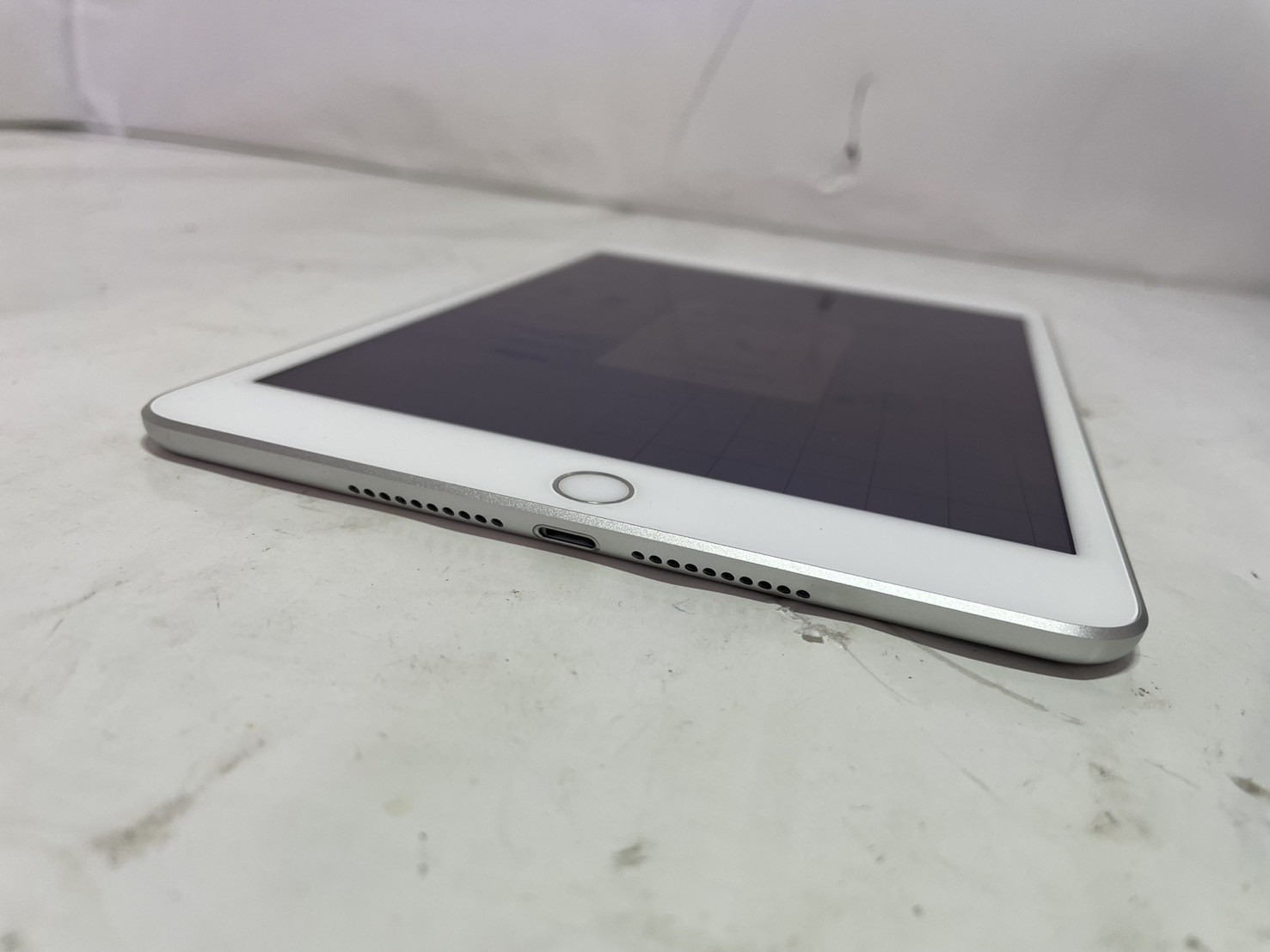 APPLE(アップル) iPad mini 5 Wi-Fi+Cellular 64GB MUX62J/A [シルバー