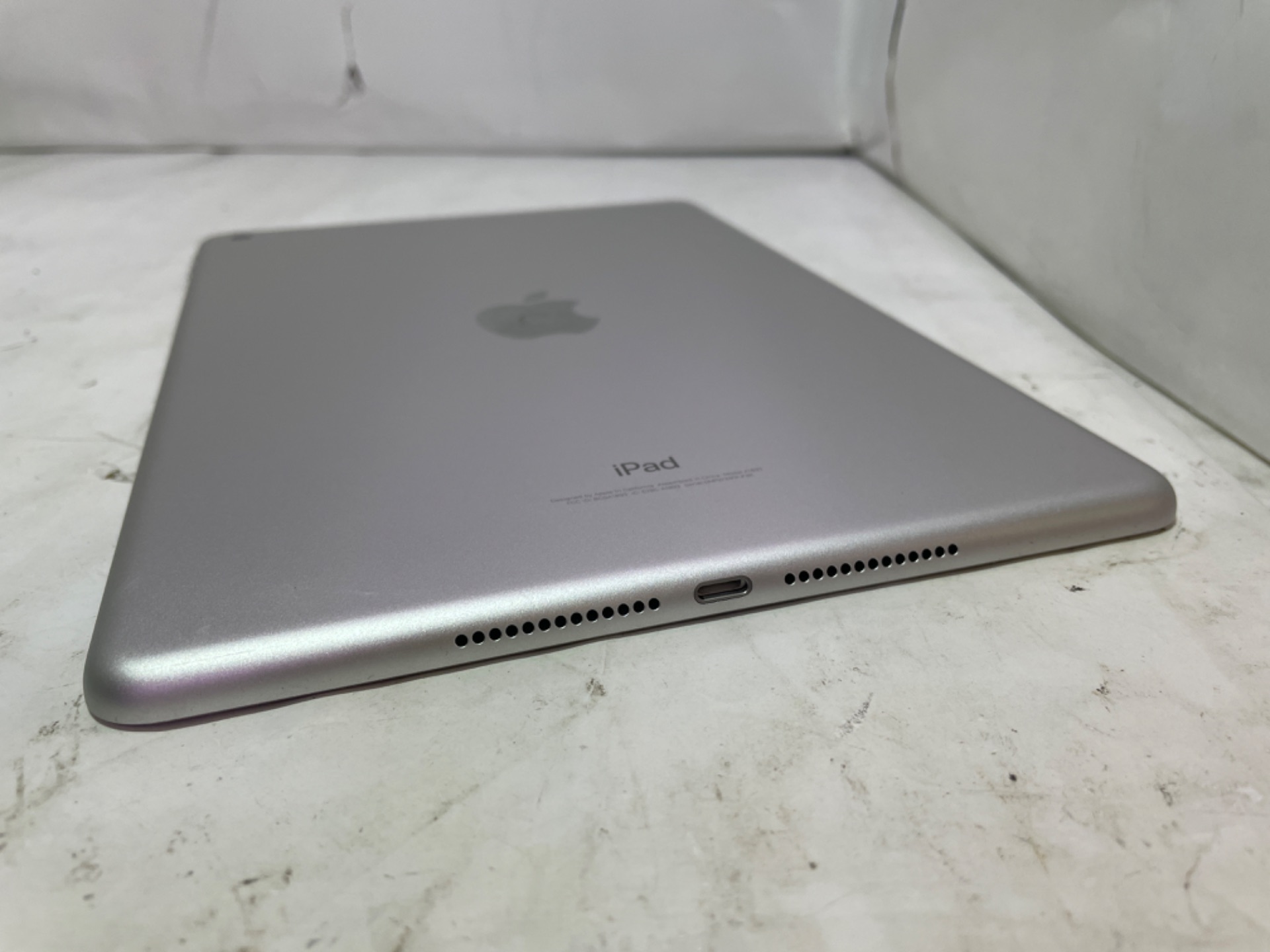 APPLE(アップル) iPad 9.7インチ Wi-Fiモデル 32GB MRJN2J/A A1893の