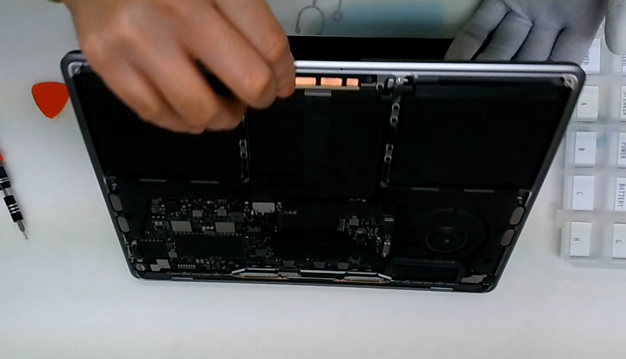 神戸のパソコン修理】 Apple Macbook 内蔵バッテリー交換作業紹介