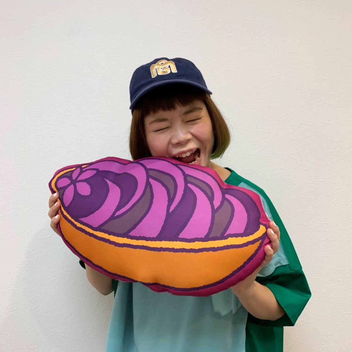 元祖紅いもタルト」クッション！タルトの箱の中に、当たりハガキが入っ