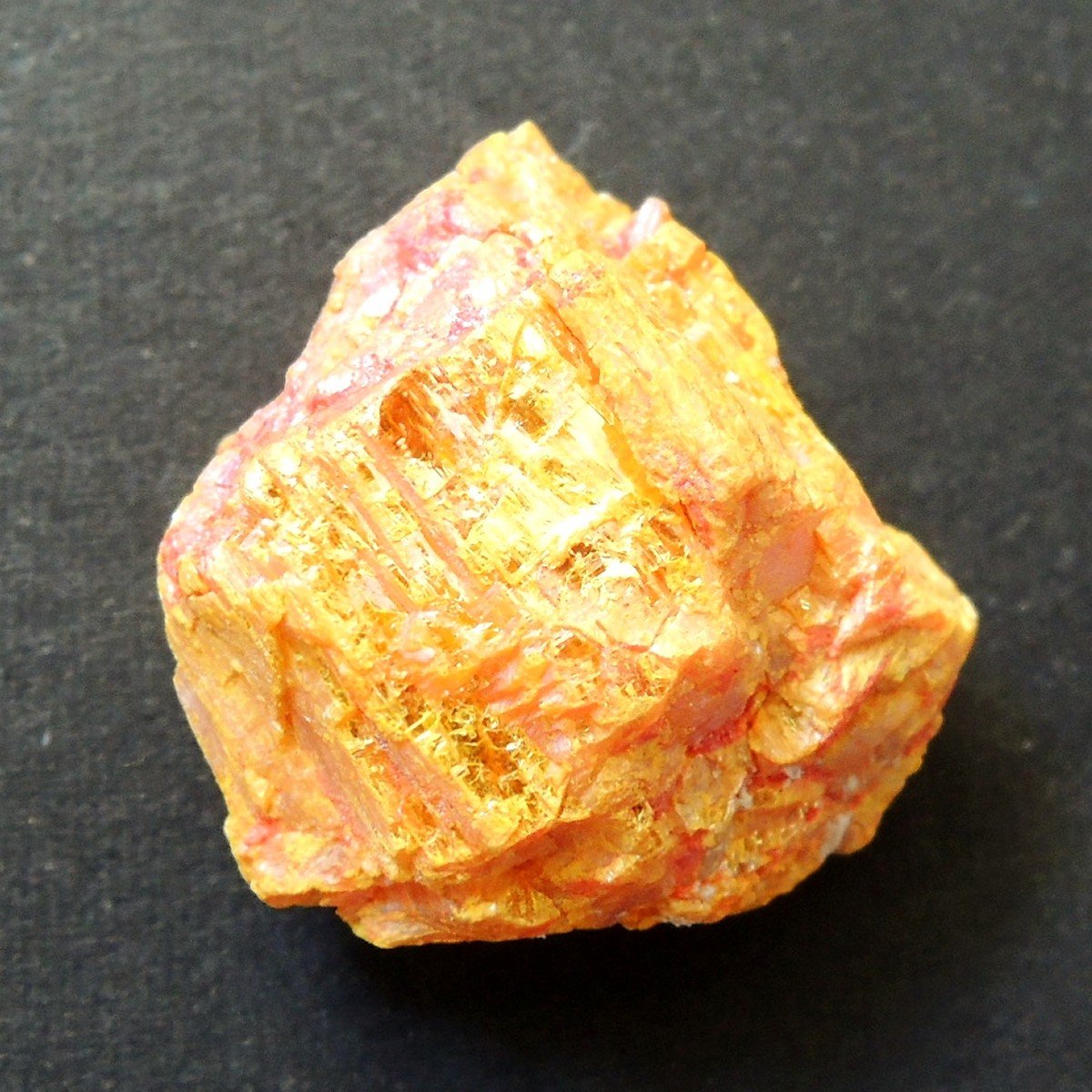 金色の結晶が印象的な、オーピメント(石黄/雄黄)の標本。鮮やかな