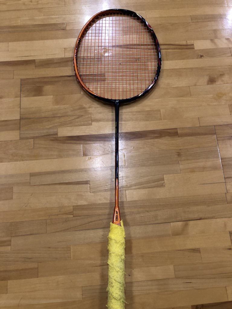 試打のガットをエアロバイトの赤白、グリップを黄色のタオルグリップで