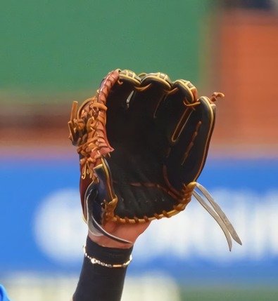 金子侑司のグローブ。結構カラフルなグローブ。ちなみにアシックスですね。