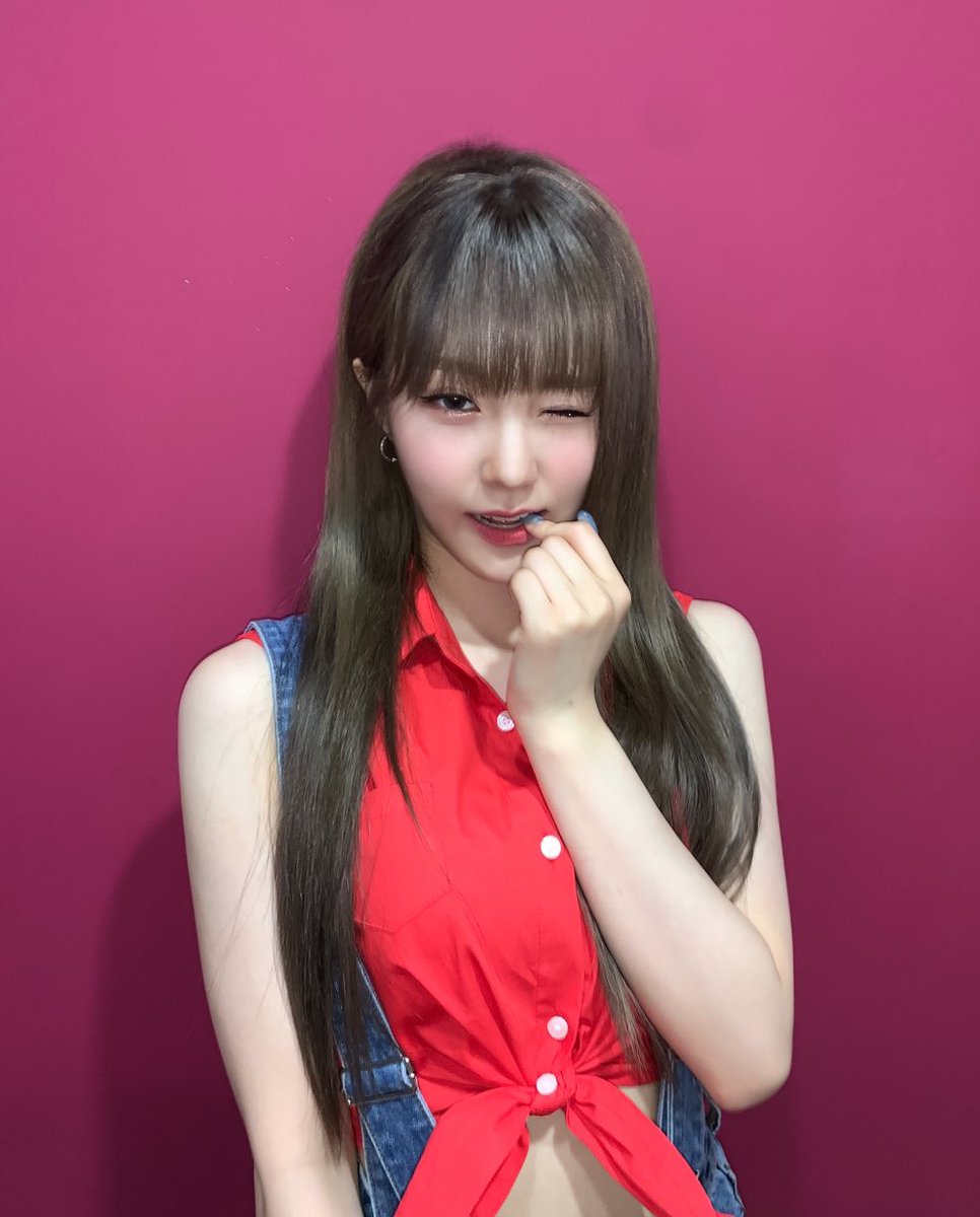 ナナ ] 今日はとてもあついですね🌹 It's so so hot today 🌹 #wooah