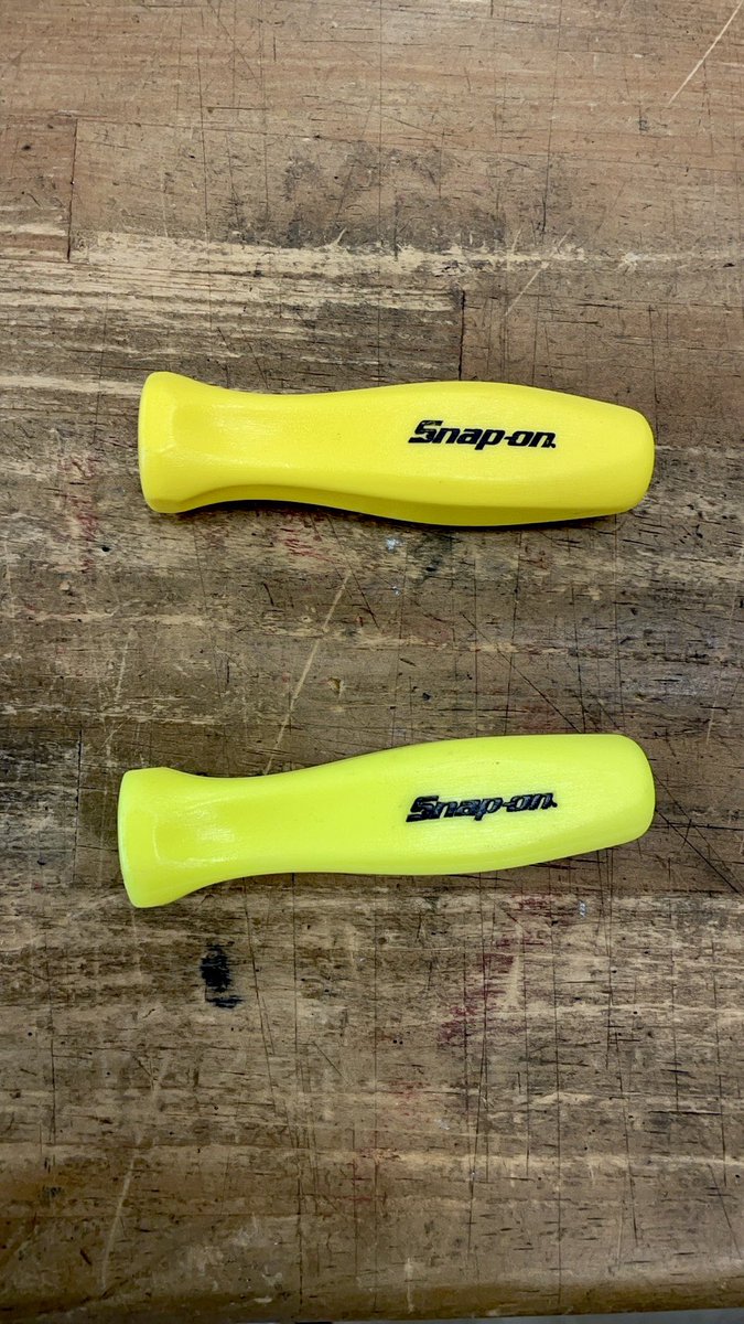 3/8sqラチェットレンチの樹脂グリップカラーが蛍光イエロー、普通の