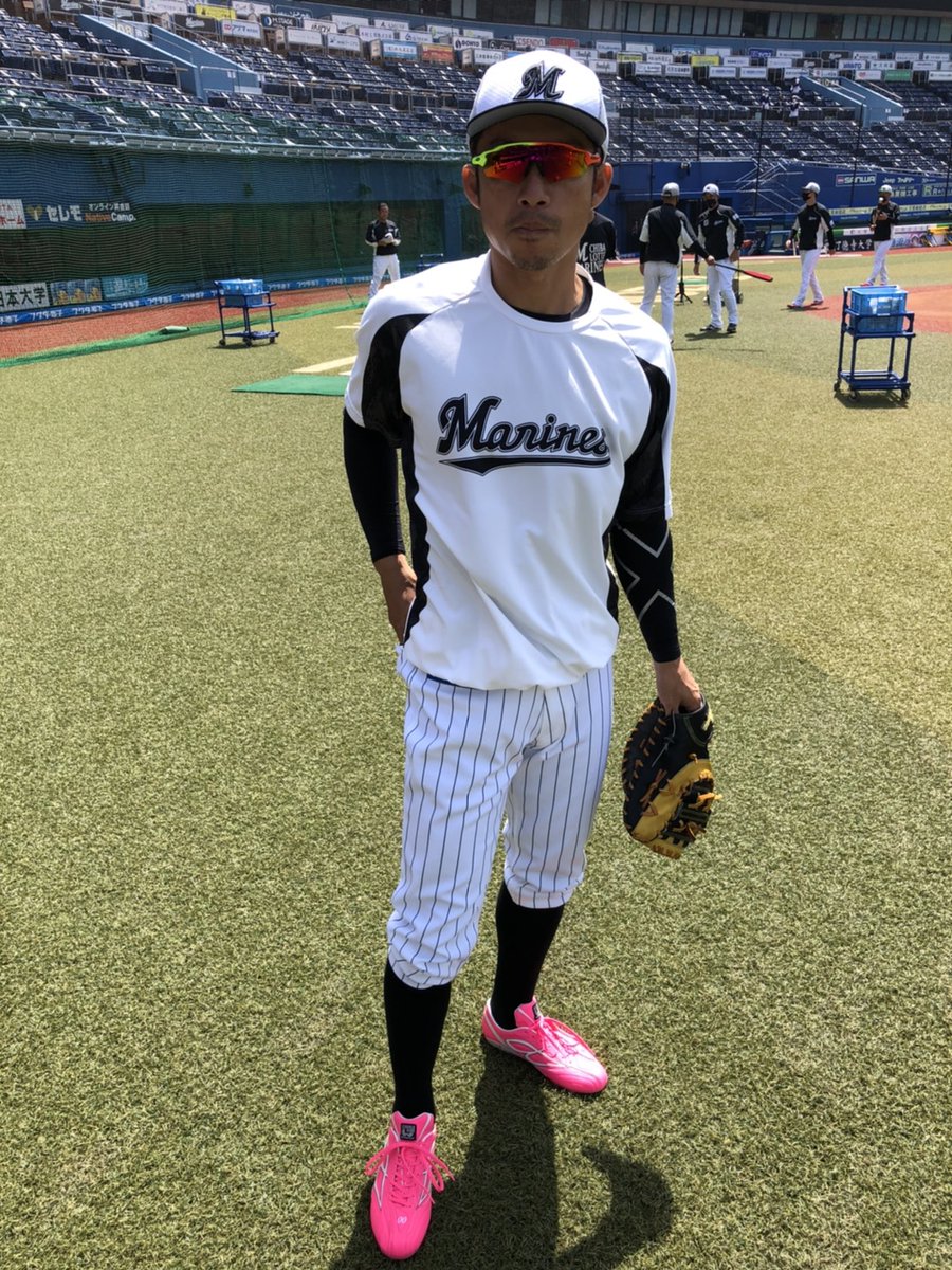 今日はピンクのスパイクを着用して練習している #鳥谷敬 選手