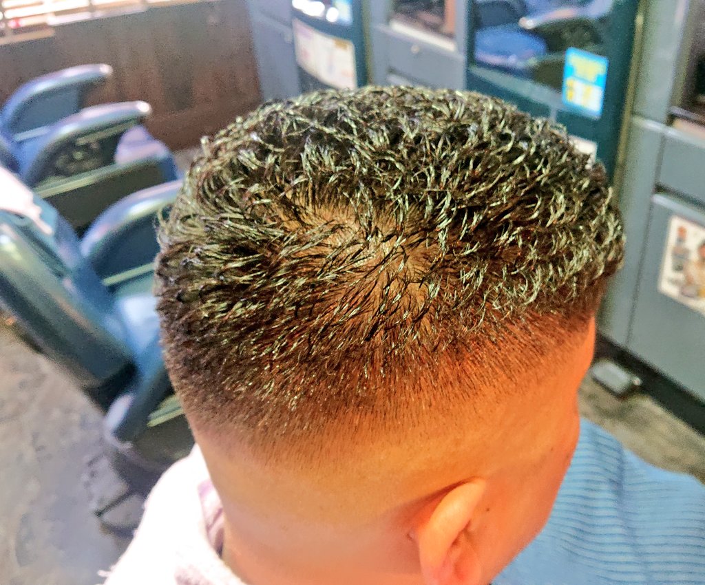 理容やぐち」のパンチパーマは毛先の傷みがなく、くし通りが良いのが