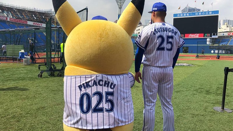 ピカチュウ が #横浜DeNAベイスターズ を突撃訪問💥 着せてもらった