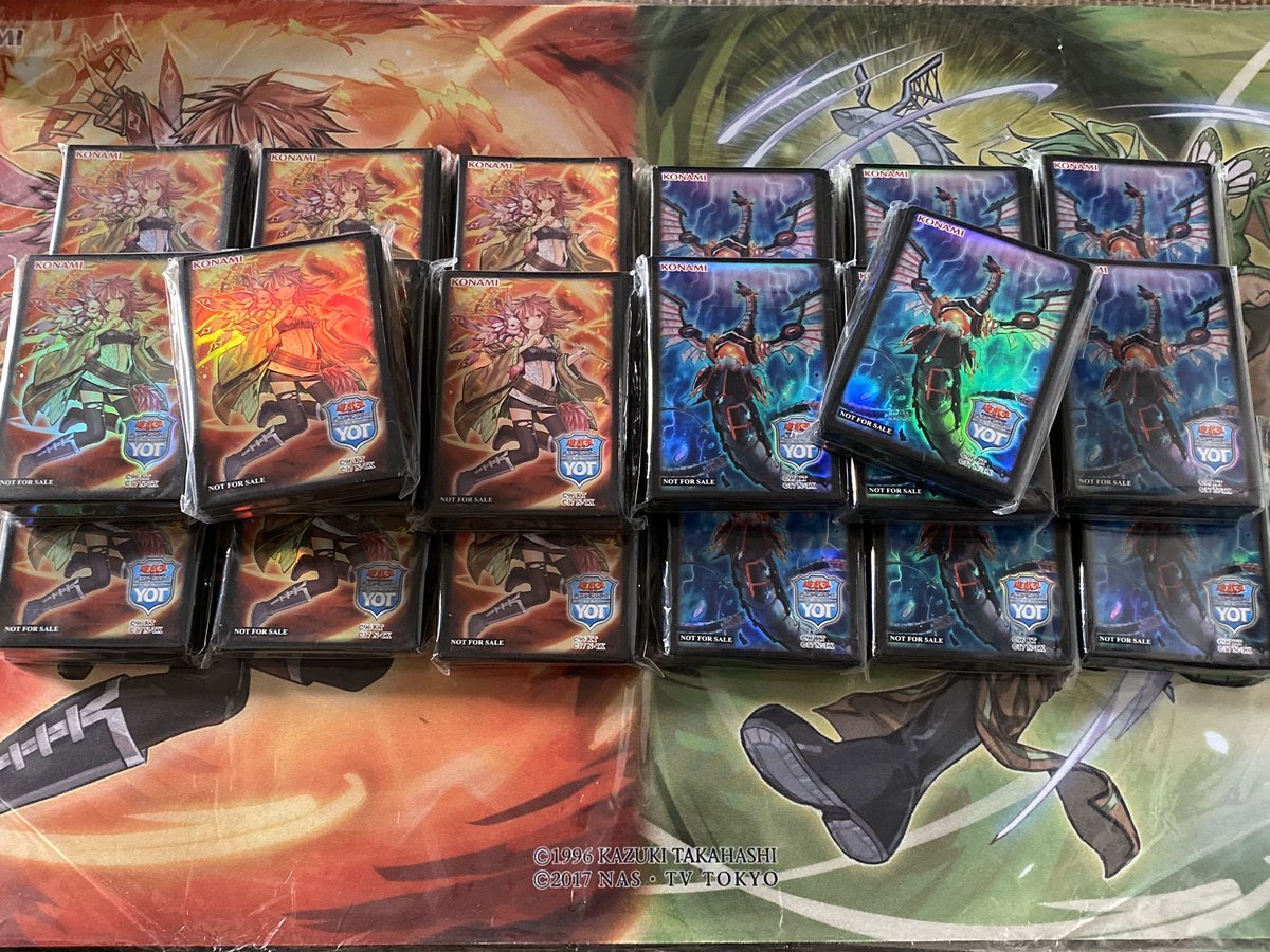 身に覚えのないスリーブが家に追加でたくさん届きました…。 なので