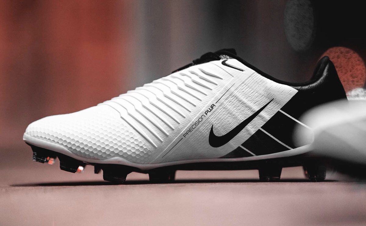 ナイキ サッカースパイク 『ファントムヴェノム T90 エリートFG』 2002