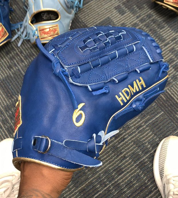 ⑥マーカス・ストローマン(@STR0 )のグラブ 彼のグローブの特徴は完全