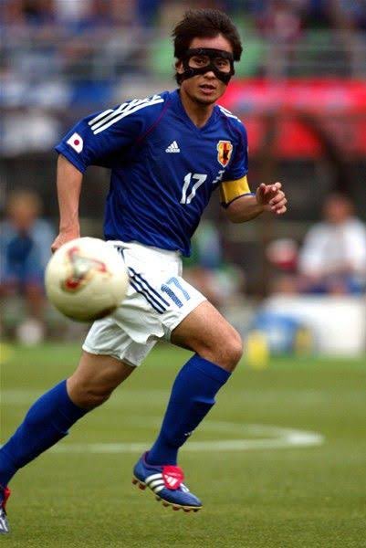 昔、サッカーの宮本恒靖選手がW杯で鼻を骨折した後にフェイスガード姿