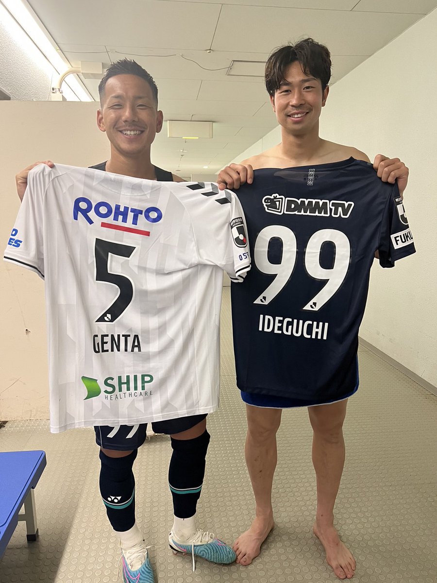 試合後にユニフォームを交換する #三浦弦太 選手と #井手口陽介 選手