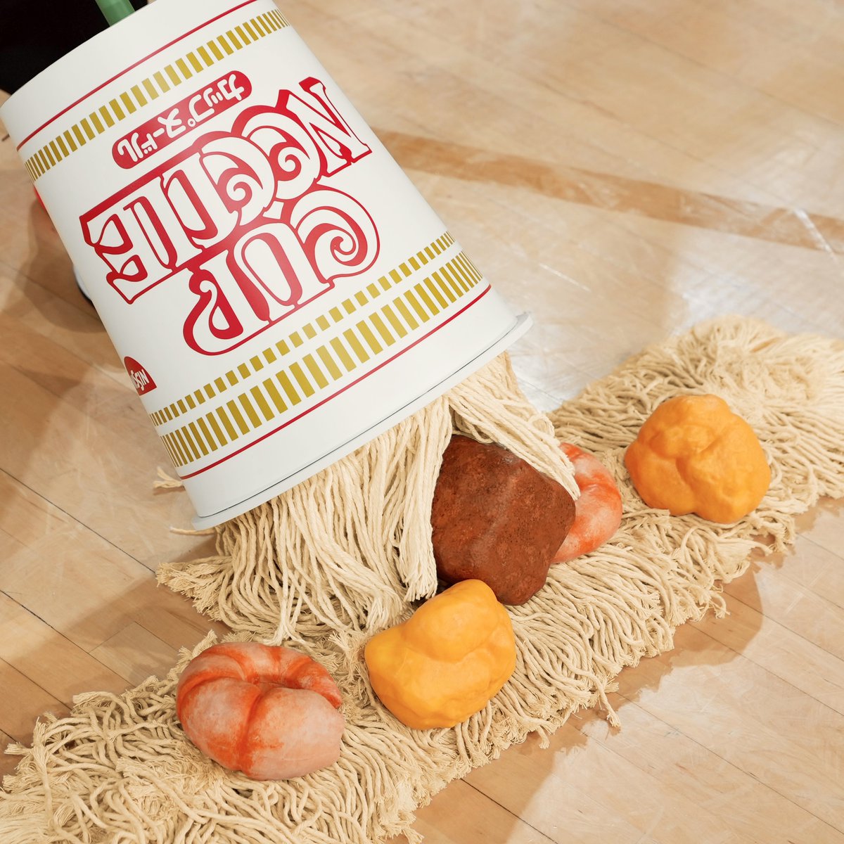 やらかしてる！と見せかけて、ちゃんと掃除してます。 #モップヌードル