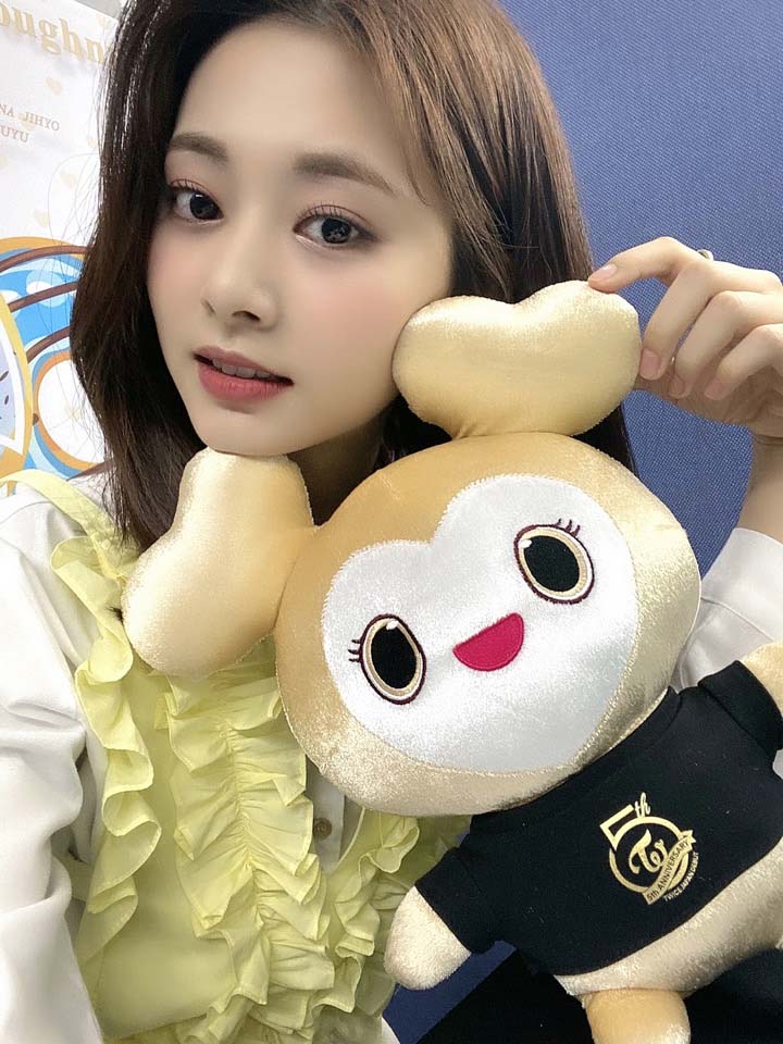 ジヒョ、ミナ、ツウィから「5周年記念ゴールドラブリー」とのセルフィ