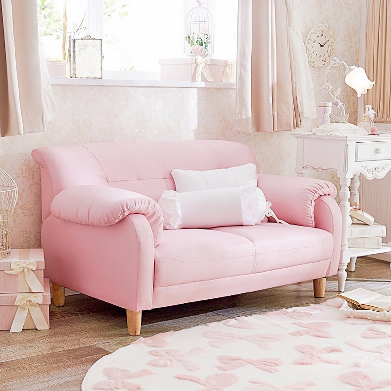 丸みを帯びたフォルムが愛らしい ミルキーカラーのコンパクトソファ