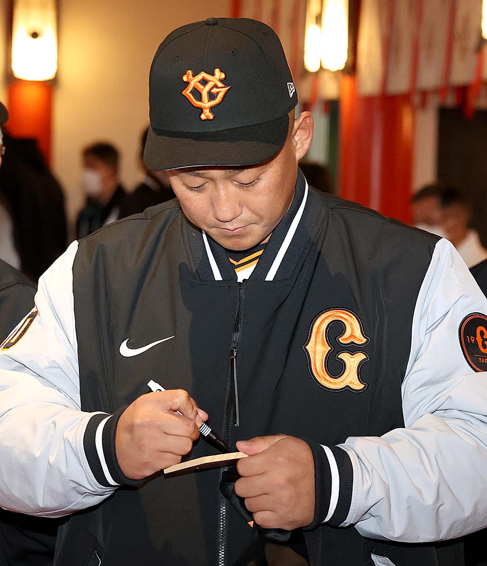 キャンプ地でも選手が着用している NIKEのフルジップ ジャケット