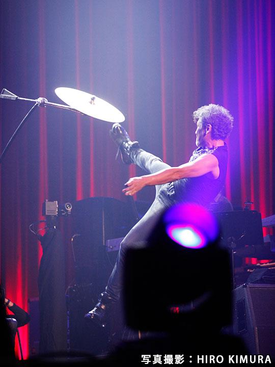 吉川晃司さんがライブで披露する“シンバルキック”は大迫力！豪快さに