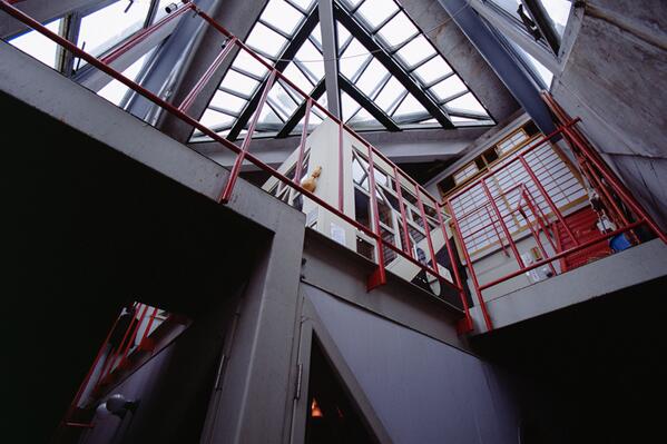 毛綱毅曠】 「戦後日本住宅伝説」展の作品紹介。写真は毛綱毅曠《反住